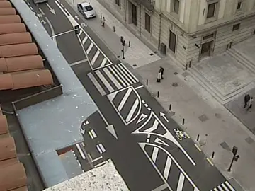 La confusa señalización horizontal convierte una calle de Vitoria en un jeroglífico indescifrable La confusa señalización horizontal convierte una calle de Vitoria en un jeroglífico indescifrable