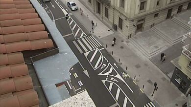 La confusa señalización horizontal convierte una calle de Vitoria en un jeroglífico indescifrable