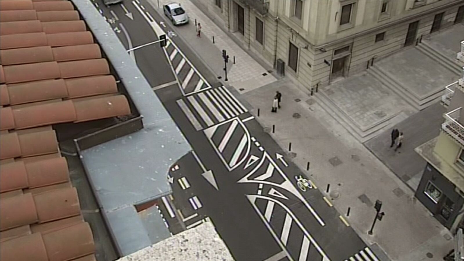 La confusa señalización horizontal convierte una calle de Vitoria en un jeroglífico indescifrable