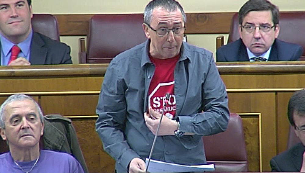 Baldoví muestra la camiseta de Stop Desahucios en el Congreso