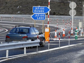 Reabierta al tráfico la AP-66 tras hallar dos cartuchos de Goma 2 falsos