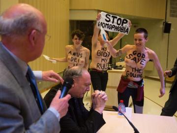 Femen echa agua bendita al arzobispo de Bélgica