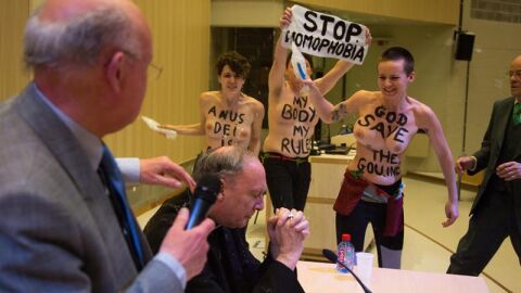 Femen echa agua bendita al arzobispo de B&eacute;lgica