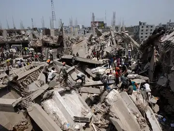 Un grupo de personas ayudan en las labores de rescate tras el colapso del edificio de ocho plantas Un grupo de personas ayudan en las labores de rescate tras el colapso del edificio de ocho plantas