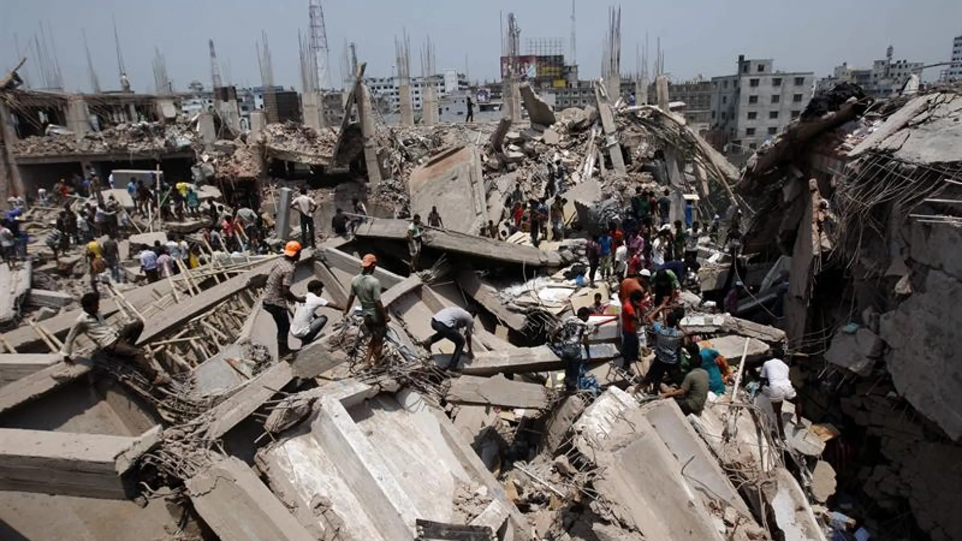 Un grupo de personas ayudan en las labores de rescate tras el colapso del edificio de ocho plantas Un grupo de personas ayudan en las labores de rescate tras el colapso del edificio de ocho plantas