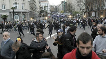 La Policía carga contra los manifestantes