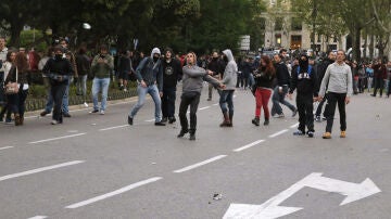 Manifestantes arrojan objetos contra la Policía