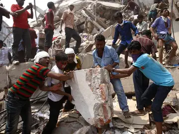 Bangladesíes mueven los escombros para sacar a las personas que permanecen atrapadas Bangladesíes mueven los escombros para sacar a las personas que permanecen atrapadas