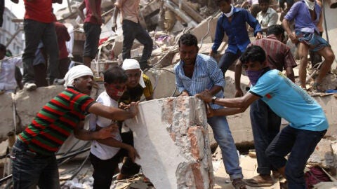 Banglades&iacute;es mueven los escombros para sacar a las personas que permanecen atrapadas