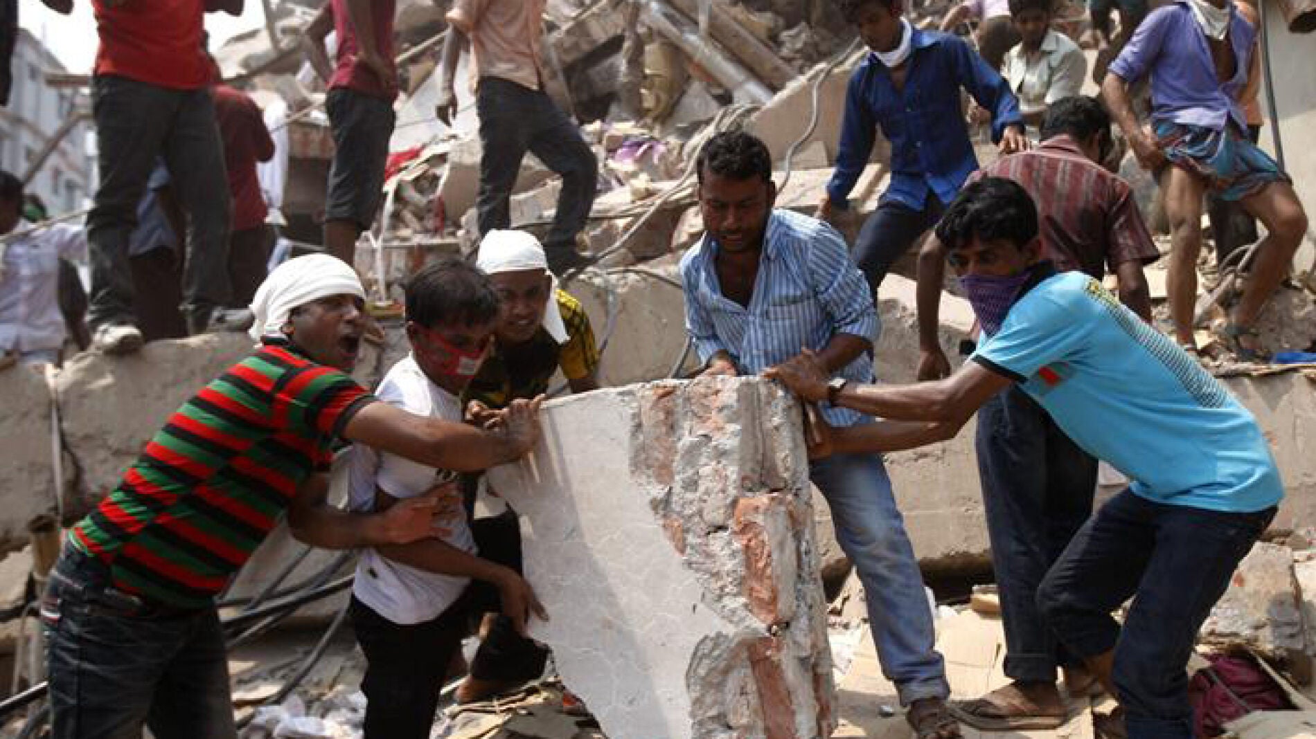 Banglades&iacute;es mueven los escombros para sacar a las personas que permanecen atrapadas