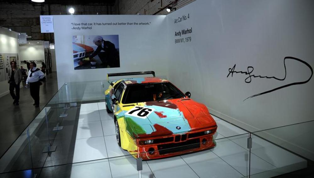 La obra del artista Andy Warhol 'Art Car No. 4' exhibido en la exposición Paris Photo en Los Ángeles