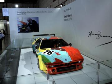 La obra del artista Andy Warhol 'Art Car No. 4' exhibido en la exposición Paris Photo en Los Ángeles
