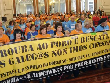 Protesta por las preferentes en la Diputación de Pontevedra Protesta por las preferentes en la Diputación de Pontevedra