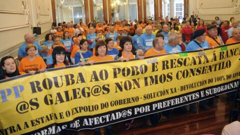 Protesta por las preferentes en la Diputaci&oacute;n de Pontevedra