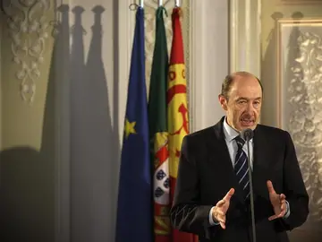 Rubalcaba se reúne con socialistas de Portugal y Francia Rubalcaba se reúne con socialistas de Portugal y Francia