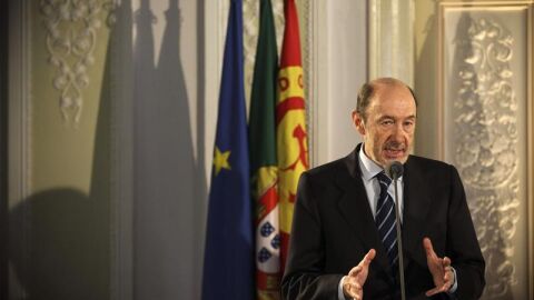 Rubalcaba se re&uacute;ne con socialistas de Portugal y Francia