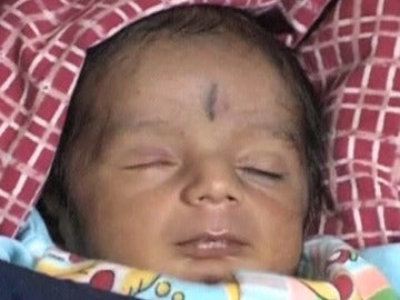 Un bebé que intentó ser vendido en la India