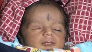 Un bebé que intentó ser vendido en la India