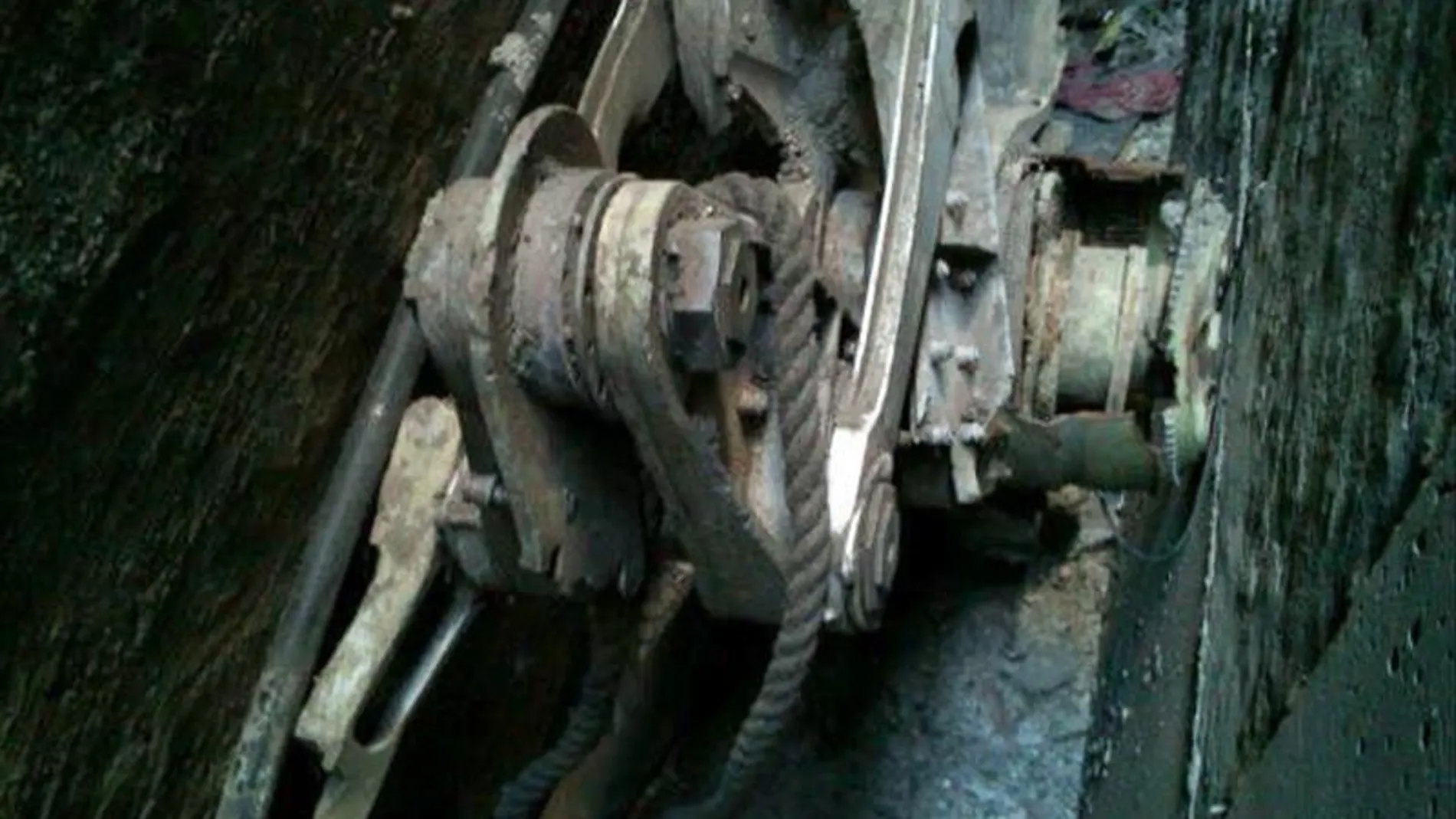 Parte de un tren de aterrizaje que podría pertenecer a uno de los aviones del 11-S Parte de un tren de aterrizaje que podría pertenecer a uno de los aviones del 11-S