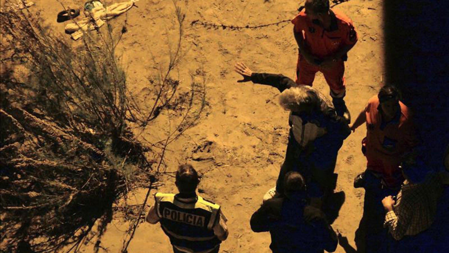 La Polic&iacute;a y los servicios m&eacute;dicos donde se encontr&oacute; el cad&aacute;ver del peque&ntilde;o.