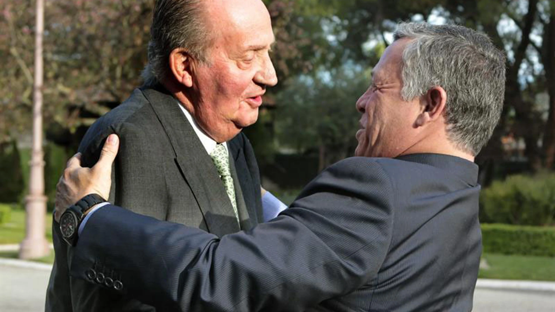 Afectuoso abrazo entre ambos monarcas. Afectuoso abrazo entre ambos monarcas.