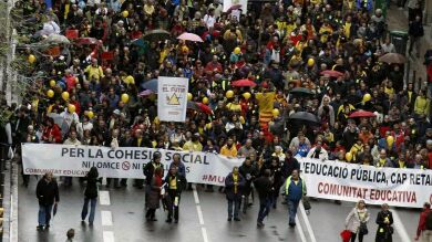 Miles de catalanes se manifiestan contra los recortes de la Generalitat