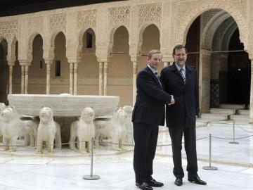 Mariano Rajoy saluda a Enda Kenny durante su visita a la Alhambra