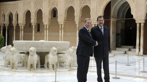 Mariano Rajoy saluda a Enda Kenny durante su visita a la Alhambra