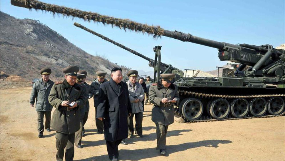 El líder norcoreano Kim Jong-un inspecciona un cañón de largo alcance en Pyongyang (Corea del Norte).