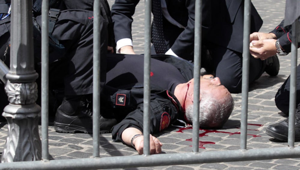 Uno de los policías heridos en el tiroteo.