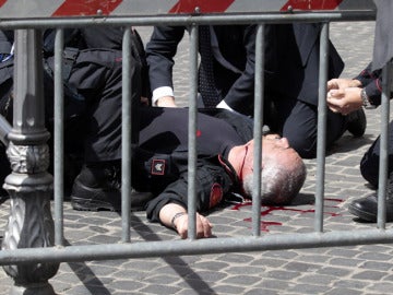 Uno de los policías heridos en el tiroteo. Uno de los policías heridos en el tiroteo.