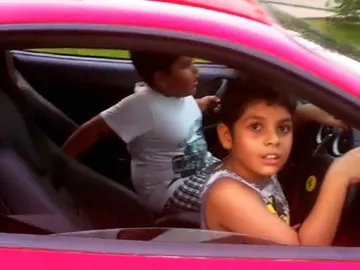 El pequeño de 9 años conduce un Ferrari El pequeño de 9 años conduce un Ferrari