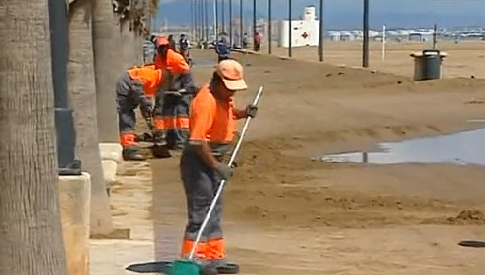 Operarios de la playa de la Malvarrosa