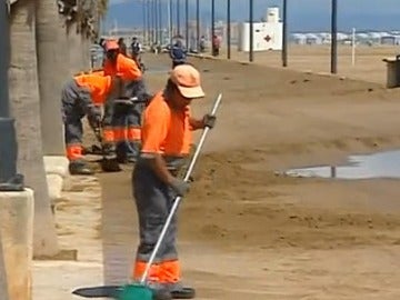 Operarios de la playa de la Malvarrosa