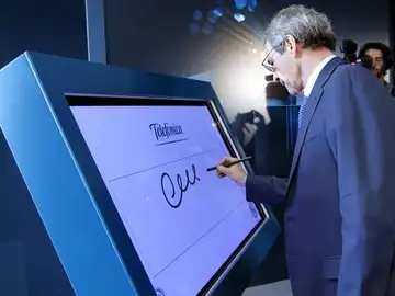 El presidente de Telefónica, César Alierta, durante la inauguración del Data Center de Telefónica El presidente de Telefónica, César Alierta, durante la inauguración del Data Center de Telefónica