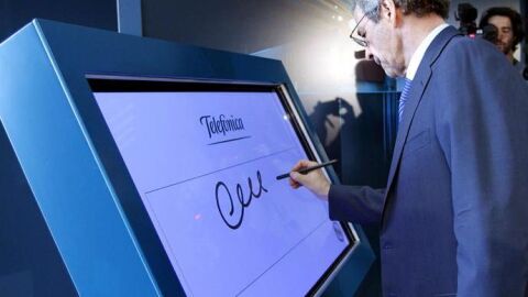 El presidente de Telef&oacute;nica, C&eacute;sar Alierta, durante la inauguraci&oacute;n del Data Center de Telef&oacute;nica
