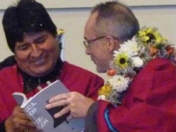 El embajador español en Bolivia, Ángel Vázquez, muestra un libro a Evo Morales
