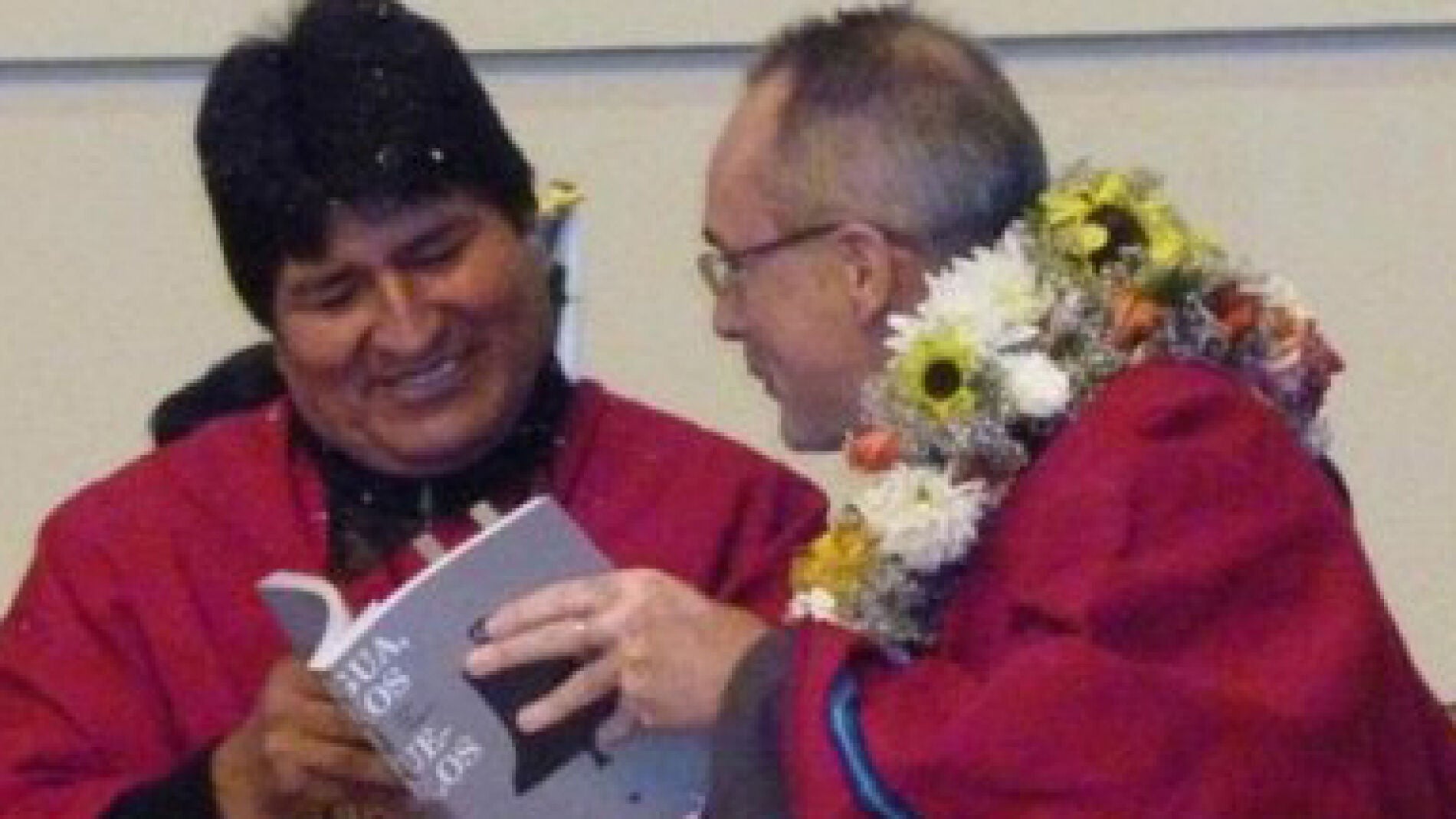 El embajador espa&ntilde;ol en Bolivia, &Aacute;ngel V&aacute;zquez, muestra un libro a Evo Morales