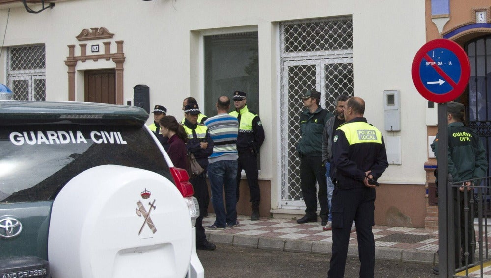 Hallan los cadáveres de un hombre y su hija de siete años en Almonte, Huelva