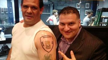 Anthony Lolli, dueño de Rapid Realty, posa con uno de sus empleados tatuados