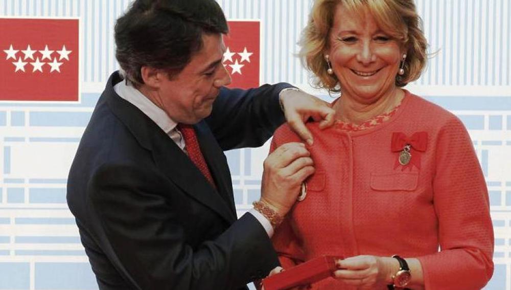 Ignacio González coloca a Esperanza Aguirre una de las medallas de Oro de la Comunidad de Madrid