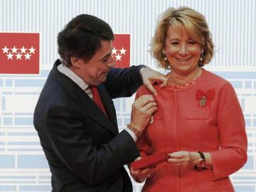 Ignacio González coloca a Esperanza Aguirre una de las medallas de Oro de la Comunidad de Madrid