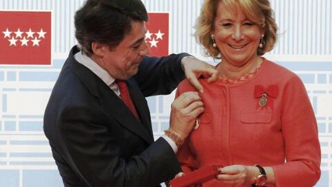 Ignacio Gonz&aacute;lez coloca a Esperanza Aguirre una de las medallas de Oro de la Comunidad de Madrid