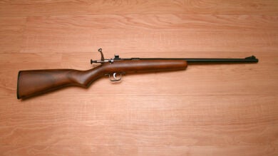 Un niño de 5 años mata a su hermana de 2 mientras jugaba con un rifle infantil en Estados Unidos