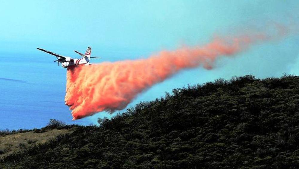 Un helicóptero apaga el incendio de California