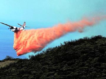 Un helicóptero apaga el incendio de California