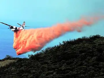 Un helicóptero apaga el incendio de California Un helicóptero apaga el incendio de California