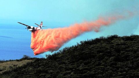 Un helic&oacute;ptero apaga el incendio de California