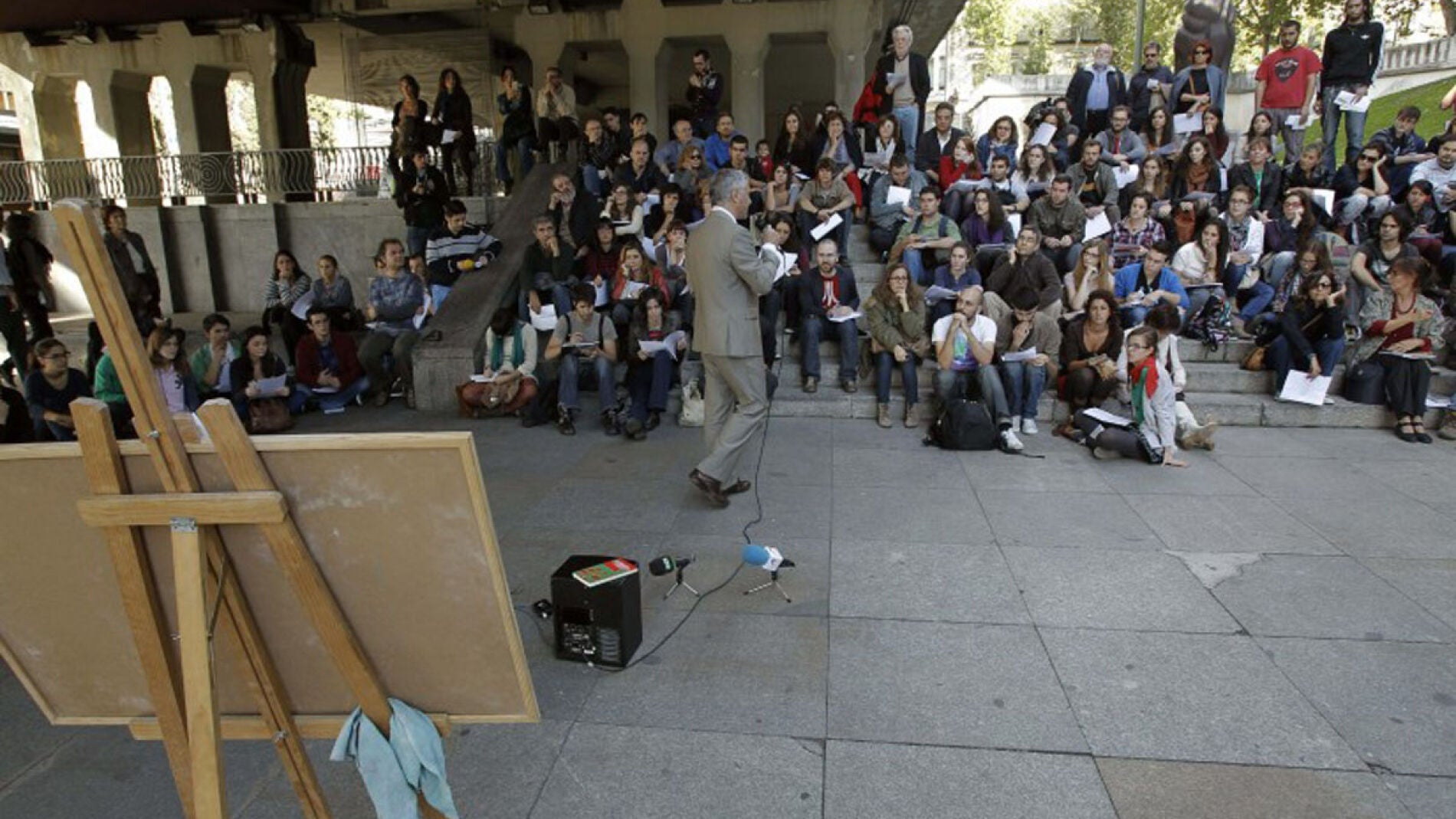 Clase de un profesor de la Complutense en la calle