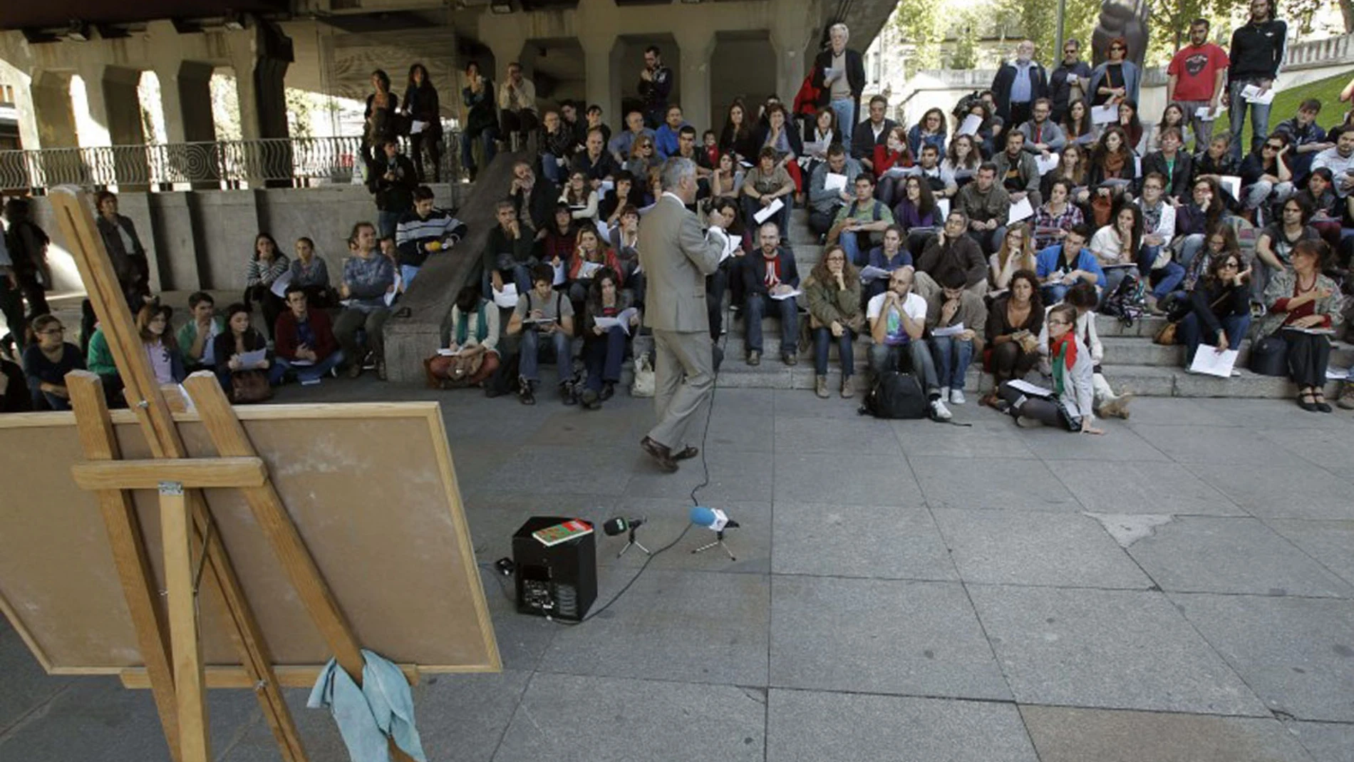 Clase de un profesor de la Complutense en la calle Clase de un profesor de la Complutense en la calle